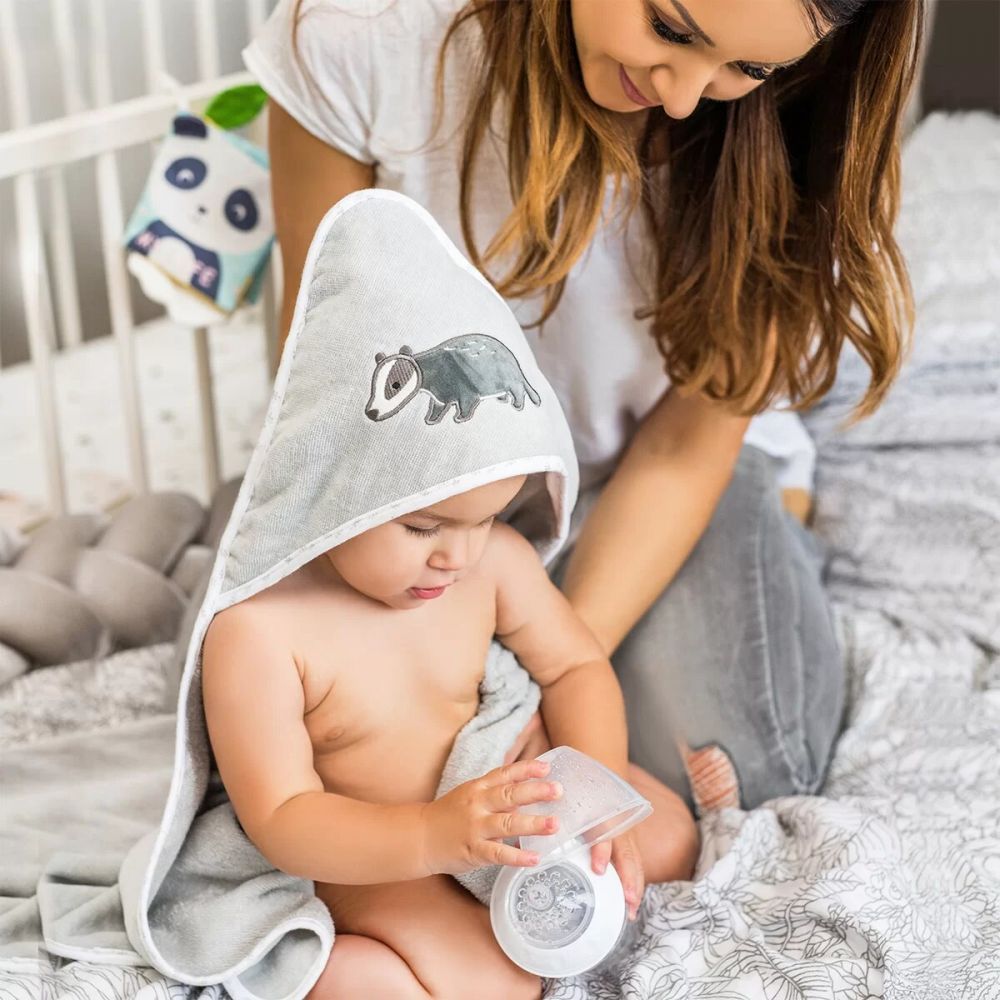 Полотенце BabyOno велюровый с капюшоном Барсук серый (540/02)