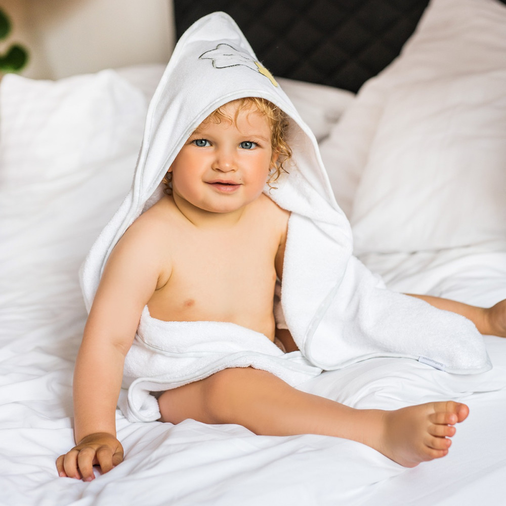 Велюровий рушник з капюшоном BabyOno Зірочки білий (141/07)