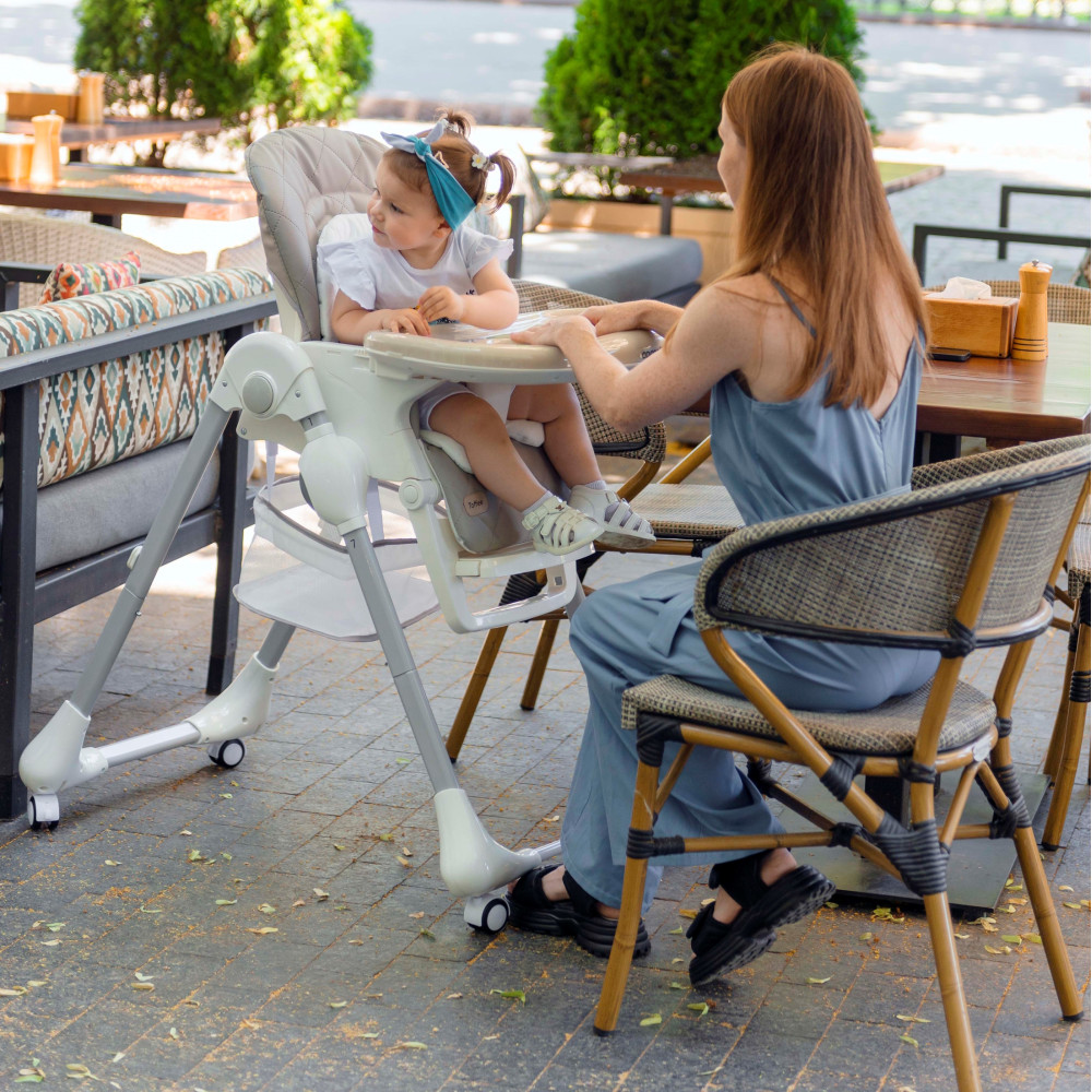 Carrello Toffee CRL-9502/3 - стульчик для кормления на колесиках (подвесная корзина для игрушек в комплекте, мягкий вкладыш, компактно складывается) • Light Beige