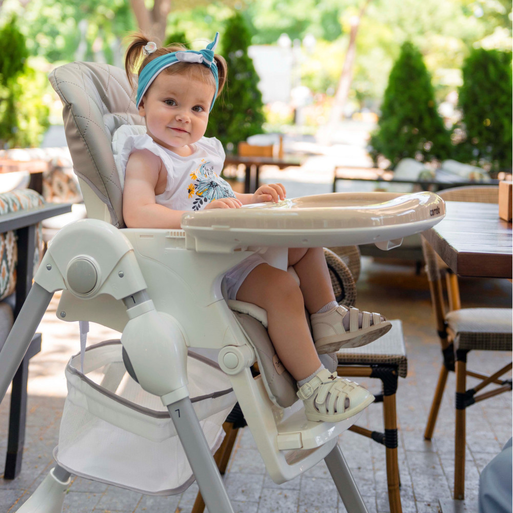Carrello Toffee CRL-9502/3 - стульчик для кормления на колесиках (подвесная корзина для игрушек в комплекте, мягкий вкладыш, компактно складывается) • Light Beige