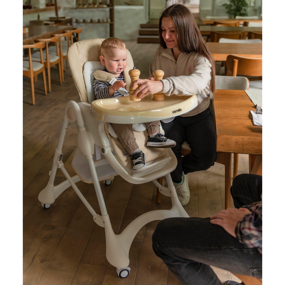 Carrello Caramel CRL-9501/3 - стульчик для кормления на колесиках (мягкий матрасик, корзина для игрушек) • Cream Beige