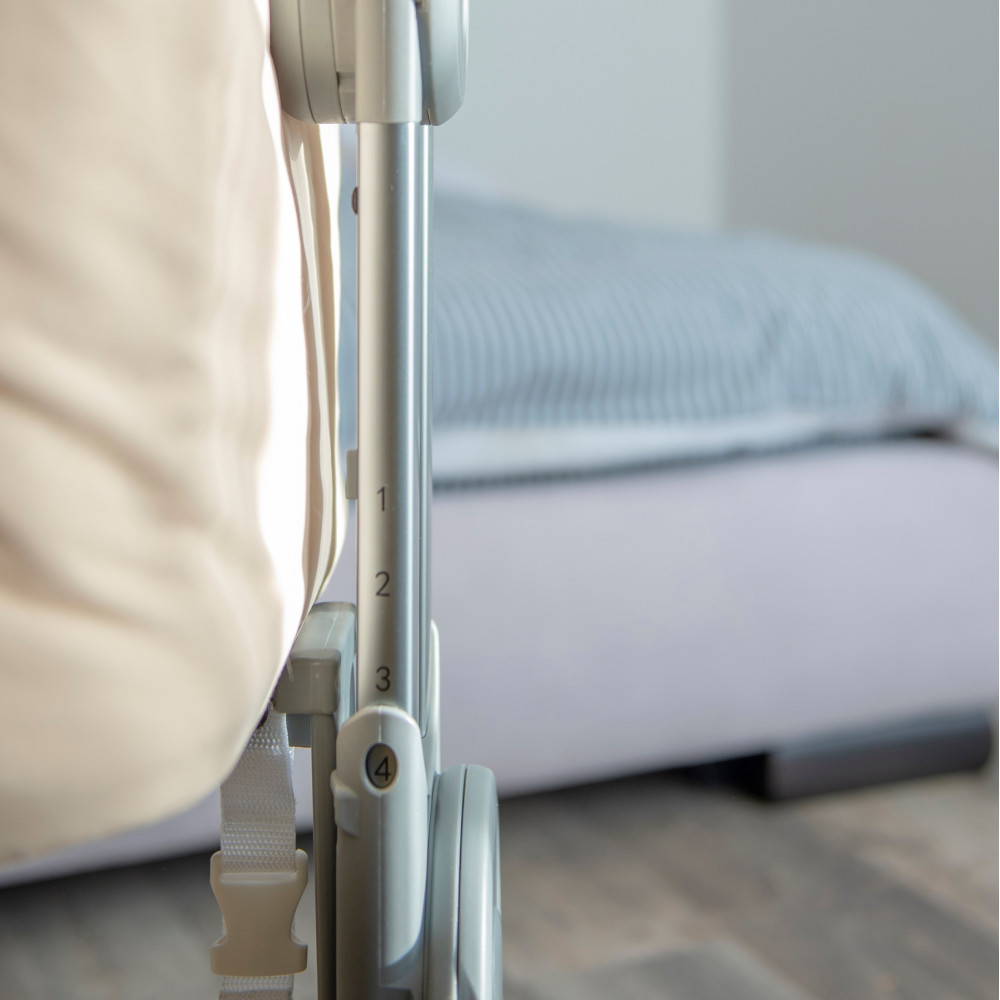 Carrello Aria CRL-15501 - дитяче приставне ліжечко від народження (4 колеса, регулювання по висоті, в комплекті москітна сітка та великий кошик для речей) • Sand Beige