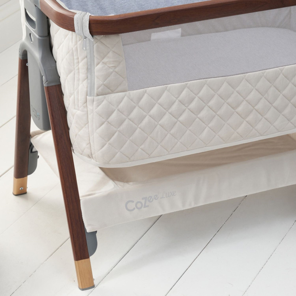Tutti Bambini CoZee Luxe - дитяче приставне ліжечко, регулювання висоти та нахилу, преміум дизайн (від народження до 6 місяців) • Бежевий (211208/6506) Tutti Bambini CoZee Luxe - дитяче приставне ліжечко, регулювання висоти та нахилу, преміум дизайн (від народження до 6 місяців) • Бежевий (211208/6506)