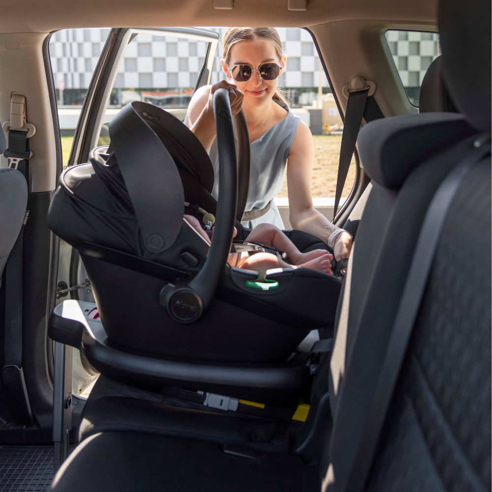 Carrello Nova - автокрісло для новонародженого i-Size CRL-16101 з базою Isofix CRL-16102, автолюлька (0 - 15 місяців / 40 - 87 см) • Black Line