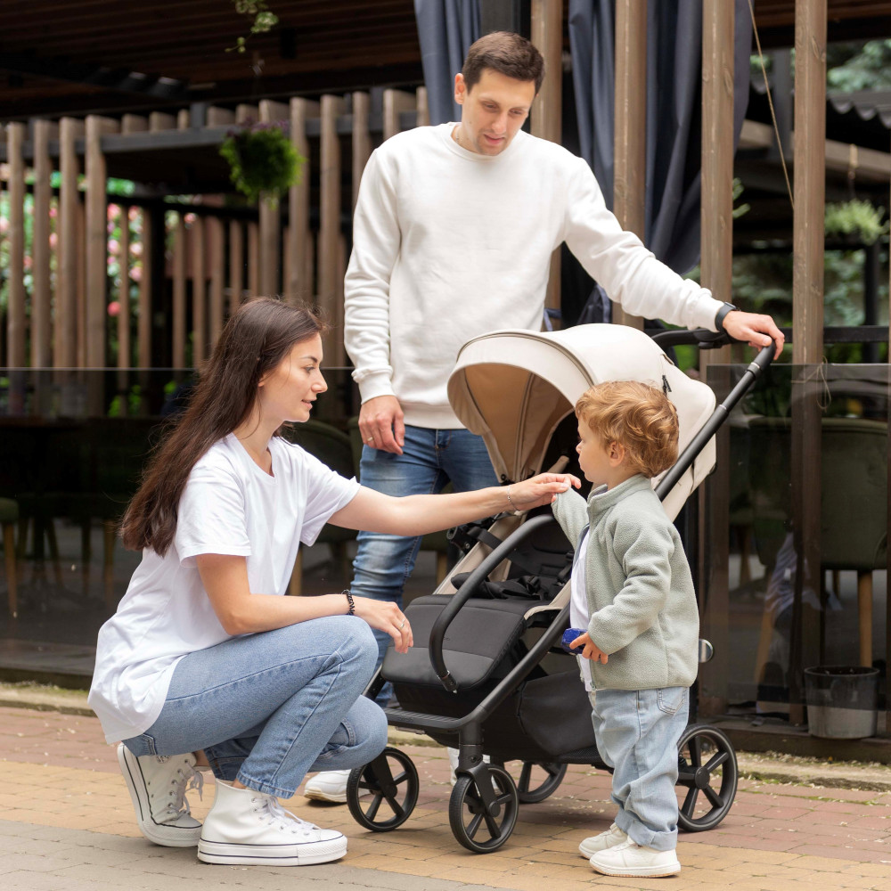 Carrello Bravo Lite CRL-5529 - прогулянкова коляска з підсвіткою, всесезонний візок, телескопічне регулювання ручки, великі колеса, захист від сповзання, зручно складається • Marble Beige