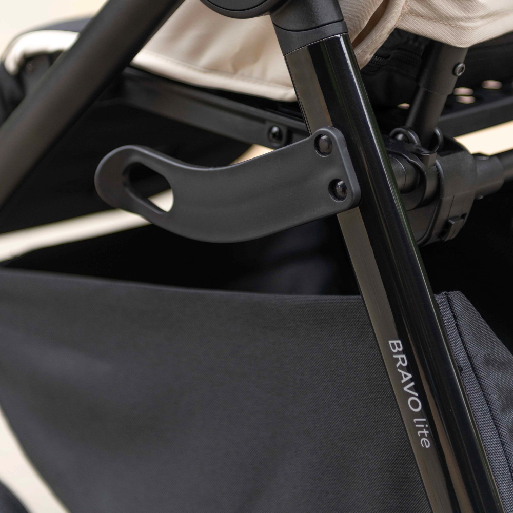 Carrello Bravo Lite CRL-5529 - прогулянкова коляска з підсвіткою, всесезонний візок, телескопічне регулювання ручки, великі колеса, захист від сповзання, зручно складається • Marble Beige
