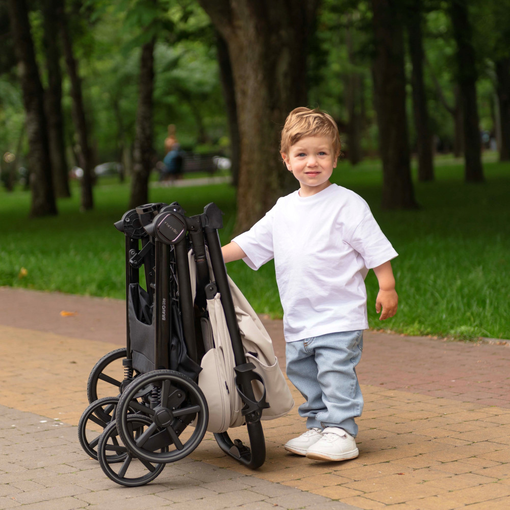 Carrello Bravo Lite CRL-5529 - прогулянкова коляска з підсвіткою, всесезонний візок, телескопічне регулювання ручки, великі колеса, захист від сповзання, зручно складається • Marble Beige