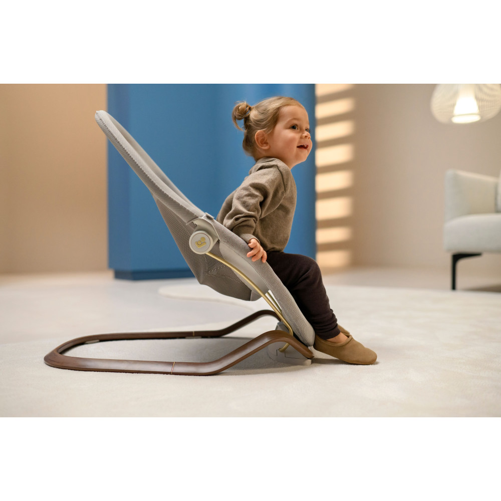 Maxi-Cosi Dove Pro - лёгкое и компактное кресло-качалка для новорождённого с игрушками • Elegance Bronze