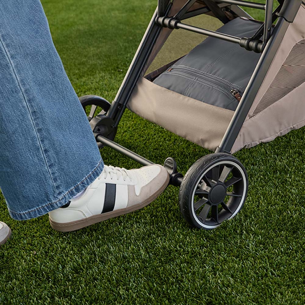 Britax Romer Tira - компактний прогулянковий візочок з автоматичним складанням • Carbon Black Britax Romer Tira - компактний прогулянковий візочок з автоматичним складанням • Carbon Black