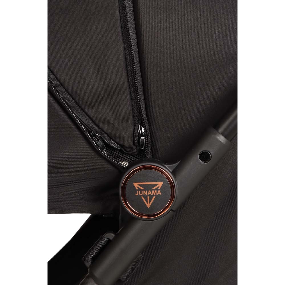 Junama Aviator - легка прогулянкова коляска з автоскладанням (4.9 кг) • Black 01 Junama Aviator - легка прогулянкова коляска з автоскладанням (4.9 кг) • Black 01