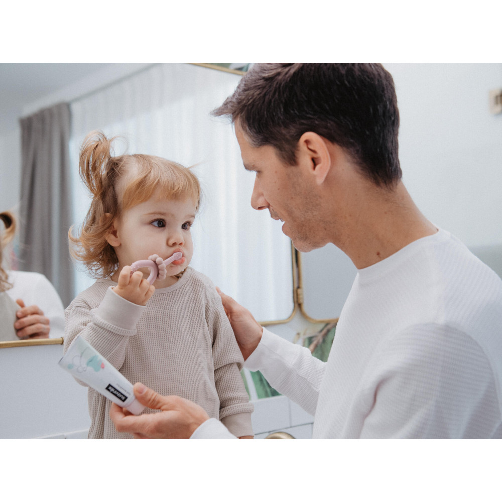 Suavinex Baby - дитяча зубна паста-гель Baby із фтором 1000 ppm, від 0 до 6 років, зі смаком полуниці • 50 мл