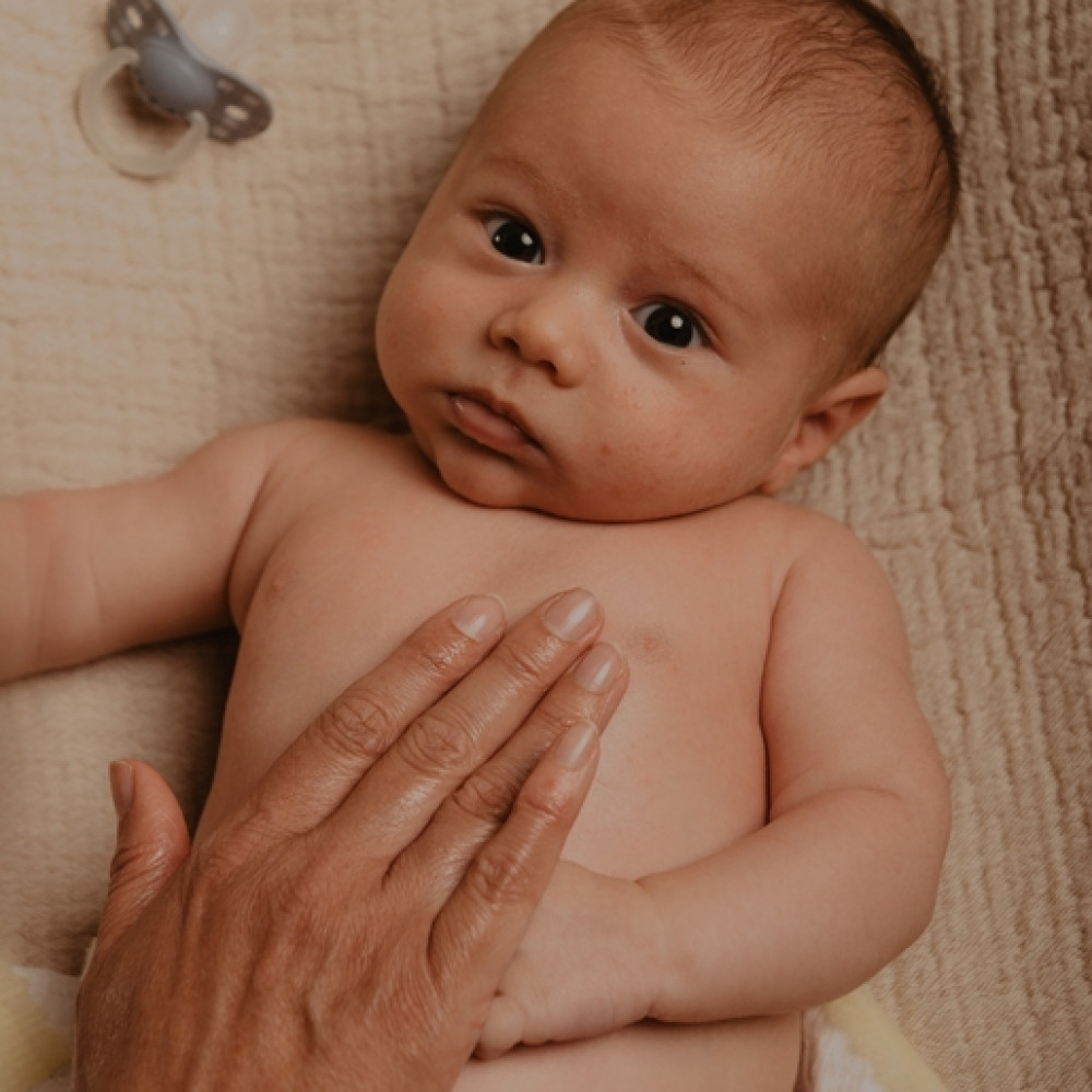 Suavinex Baby Moisturizing Massage Oil - увлажняющее массажное масло для малышей, средство для расслабляющего массажа перед сном • 100 мл Suavinex Baby Moisturizing Massage Oil - увлажняющее массажное масло для малышей, средство для расслабляющего массажа перед сном • 100 мл