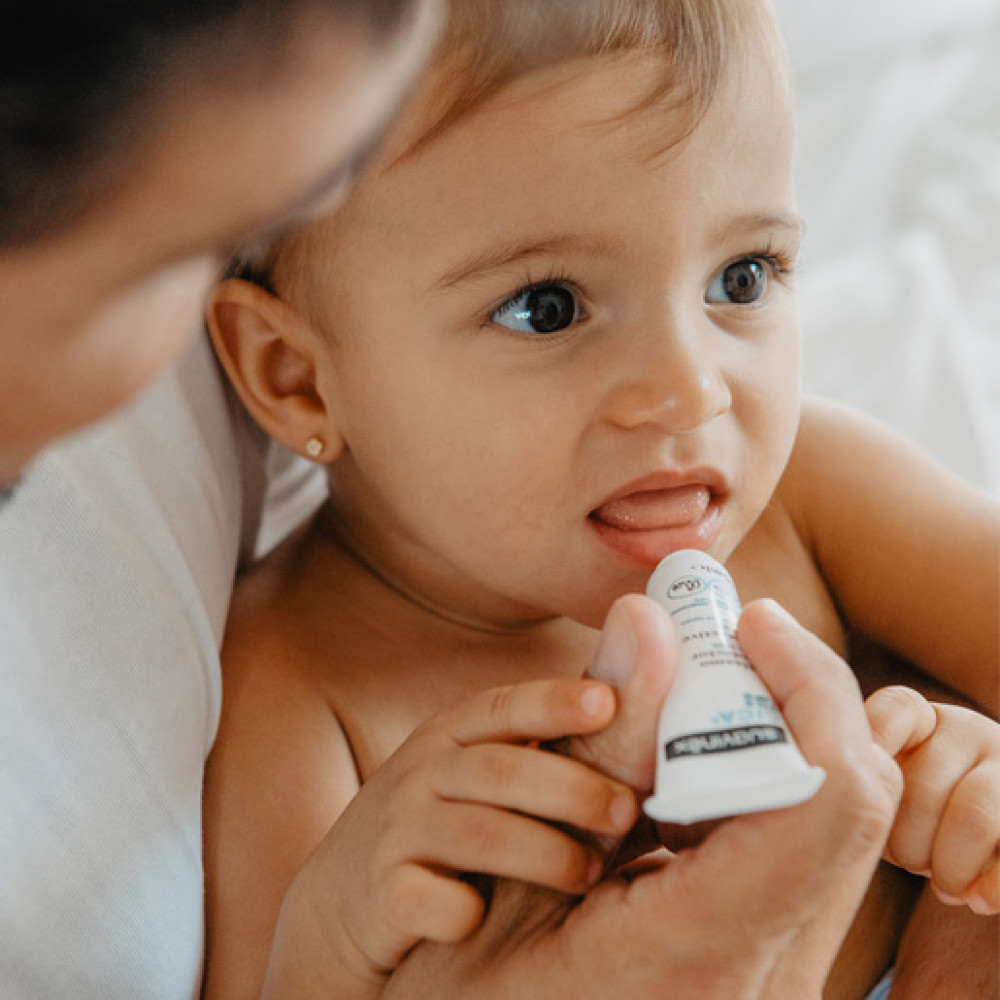 Suavinex CICA+ SOS Lips - защитный бальзам для губ для всей семьи • 15 мл Suavinex CICA+ SOS Lips - защитный бальзам для губ для всей семьи • 15 мл