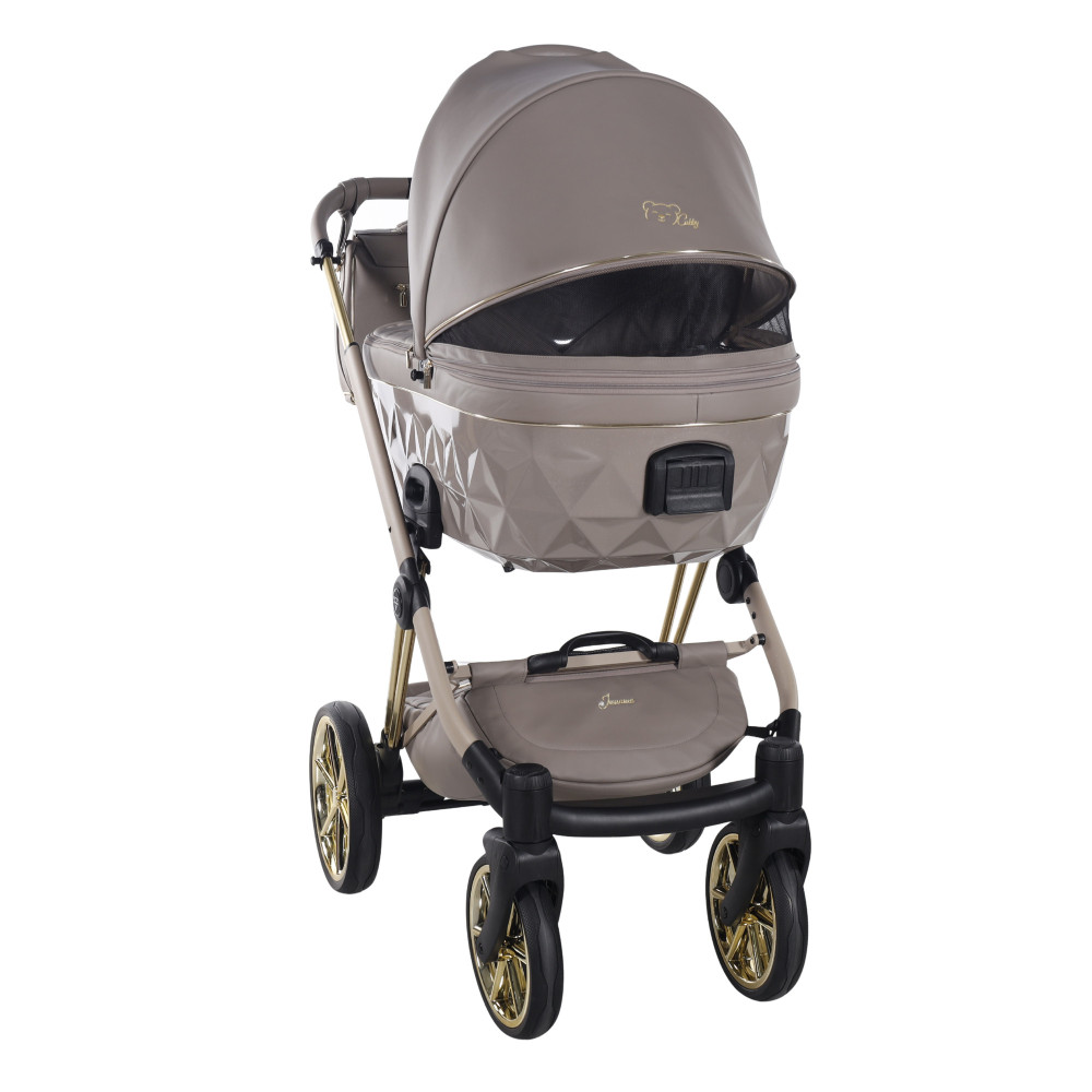 Junama Diamond Cubby Premium - дитяча коляска 2в1 ручної роботи, люлька Diamond, золоті диски коліс, вишивка з ведмедиками • Cappuccino 05 Junama Diamond Cubby Premium - дитяча коляска 2в1 ручної роботи, люлька Diamond, золоті диски коліс, вишивка з ведмедиками • Cappuccino 05