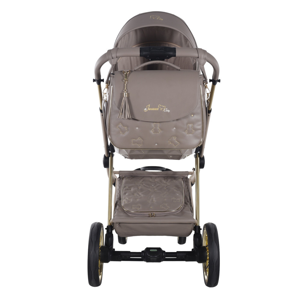 Junama Diamond Cubby Premium - дитяча коляска 2в1 ручної роботи, люлька Diamond, золоті диски коліс, вишивка з ведмедиками • Cappuccino 05 Junama Diamond Cubby Premium - дитяча коляска 2в1 ручної роботи, люлька Diamond, золоті диски коліс, вишивка з ведмедиками • Cappuccino 05