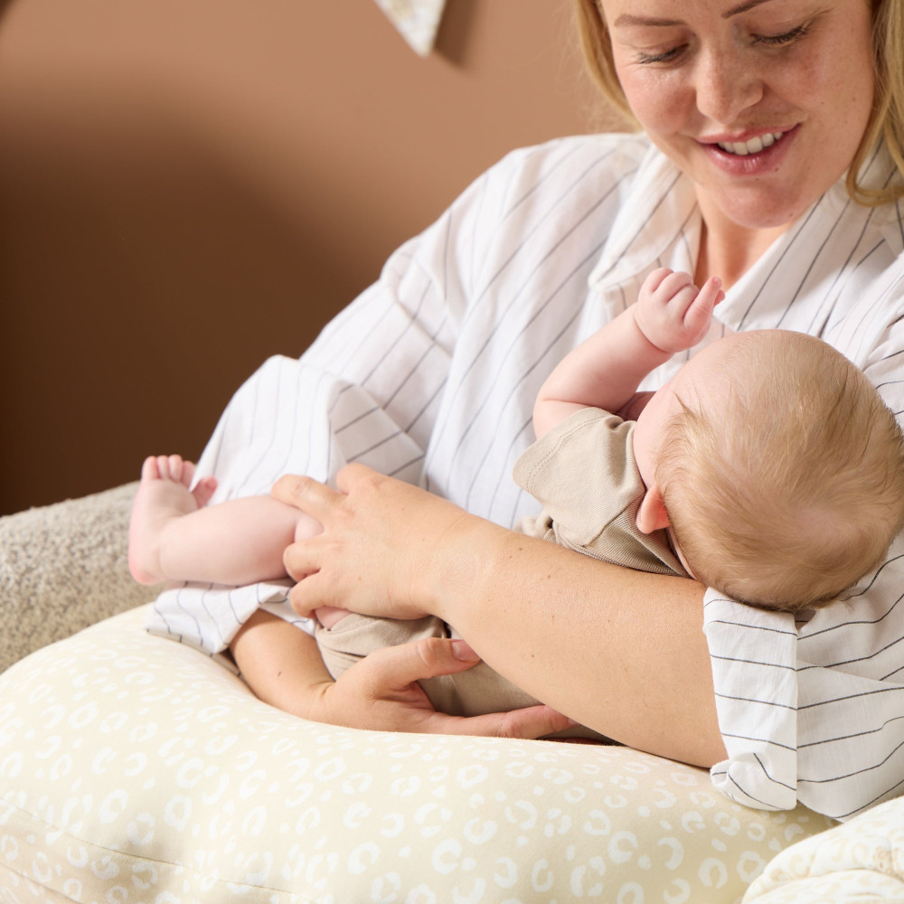Tutti Bambini Feeding Pillow - подушка для кормления со съемным чехлом • Love Cats