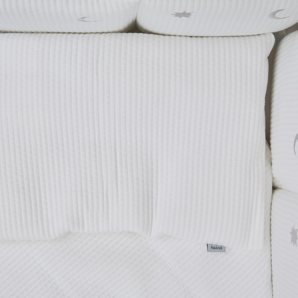Twins Cotton с вышивкой - постельный комплект 7 элементов • White/silver Twins Cotton с вышивкой - постельный комплект 7 элементов • White/silver