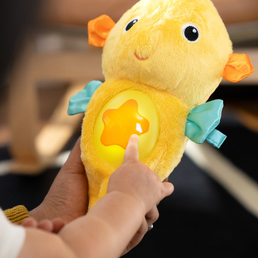 Baby Einstein Sea Dreams Seahorse - м'яка музична іграшка-морський коник 0 міс.+ • Жовтий Baby Einstein Sea Dreams Seahorse - м'яка музична іграшка-морський коник 0 міс.+ • Жовтий
