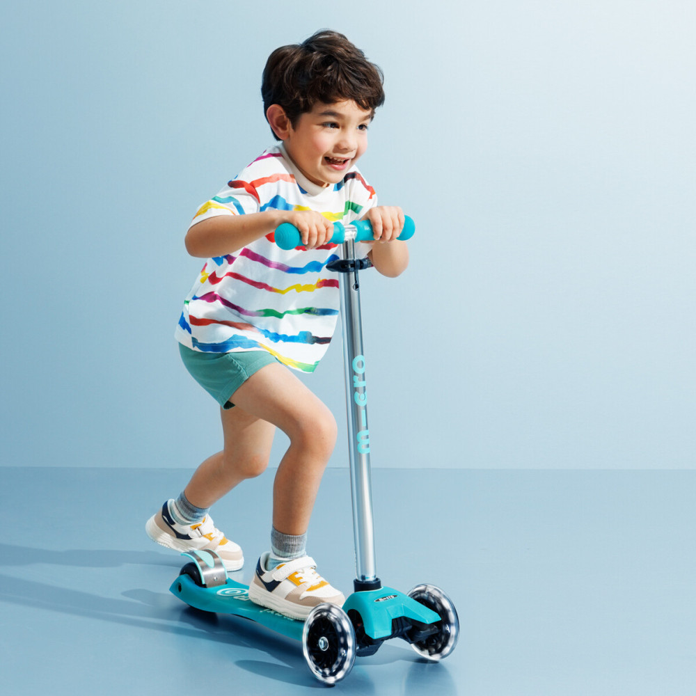MICRO Maxi Deluxe Glow LED - трехколесный самокат со светящимися колесами • Желейный зеленый (MMD365)