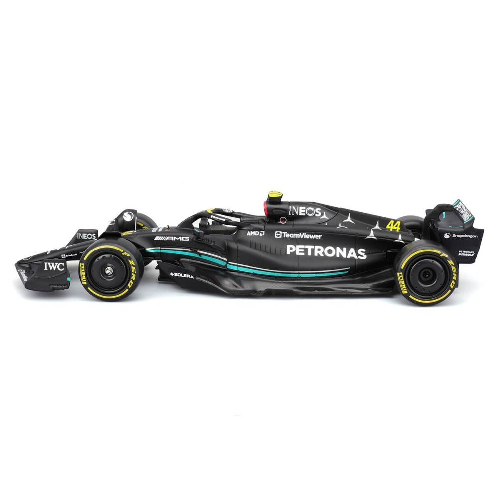 Bburago Mercedes-AMG Petronas F1 W15 з фігуркою - автомодель 1:24 (18-28069 (#44))