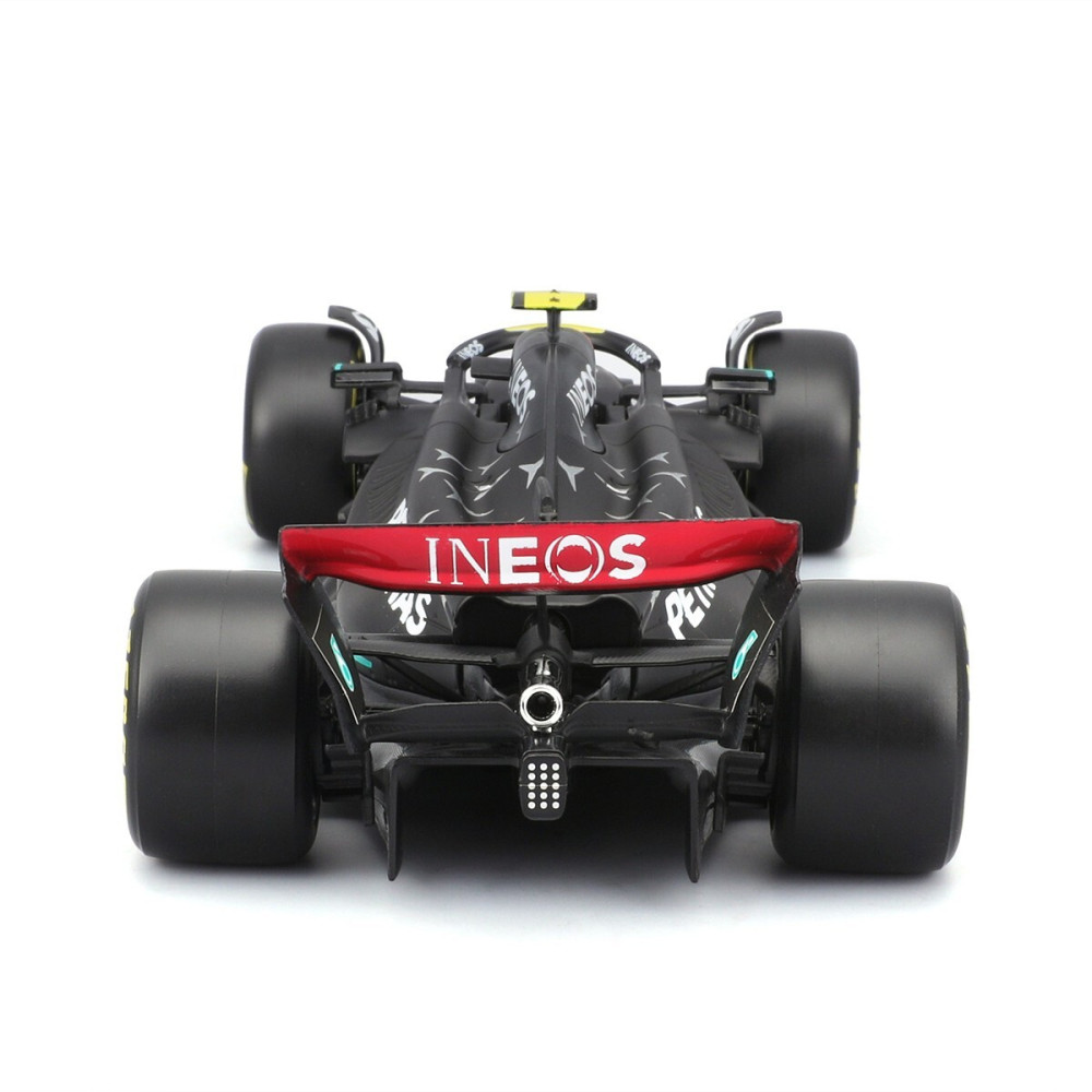 Bburago Mercedes-AMG Petronas F1 W15 з фігуркою - автомодель 1:24 (18-28069 (#44))