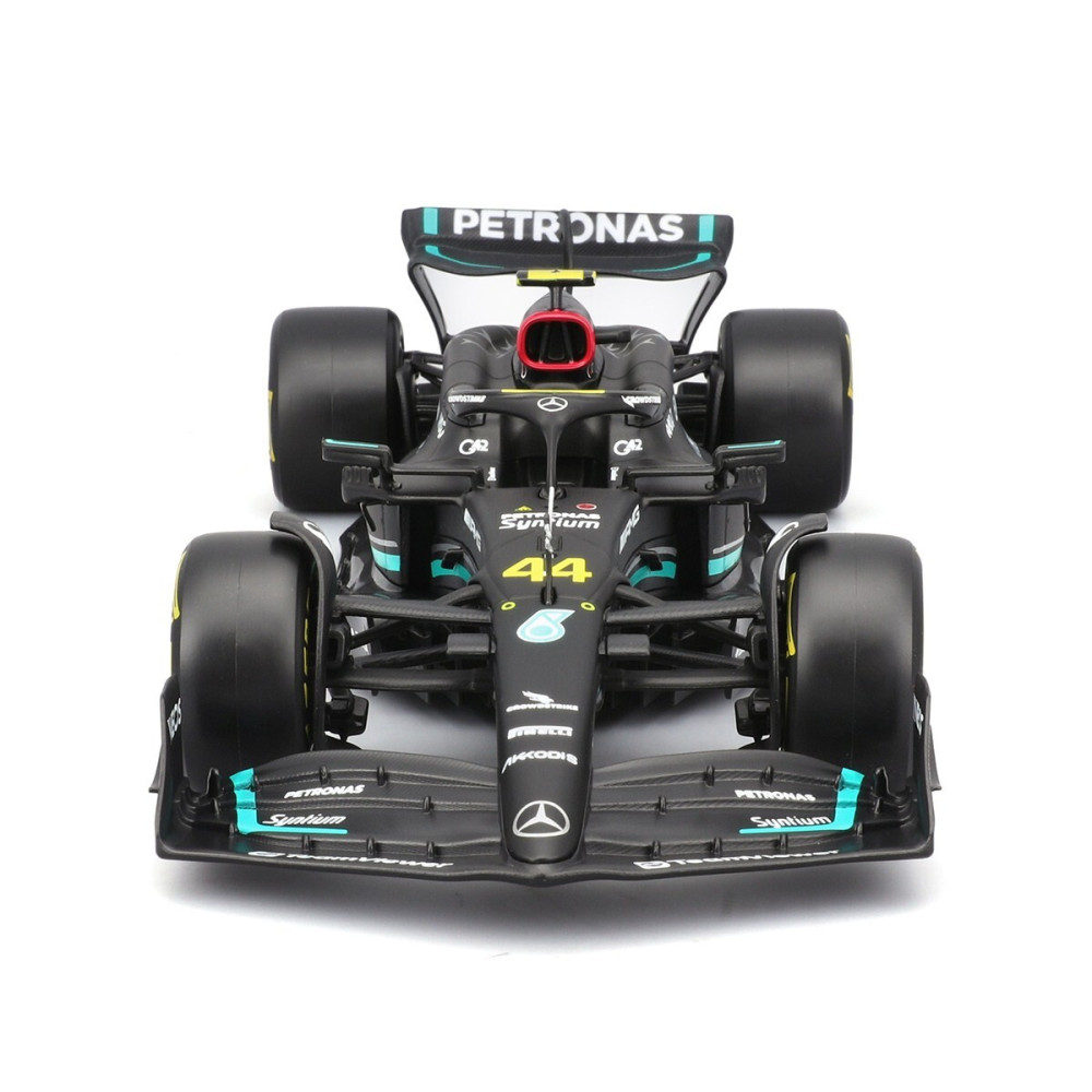 Bburago Mercedes-AMG Petronas F1 W15 з фігуркою - автомодель 1:24 (18-28069 (#44))
