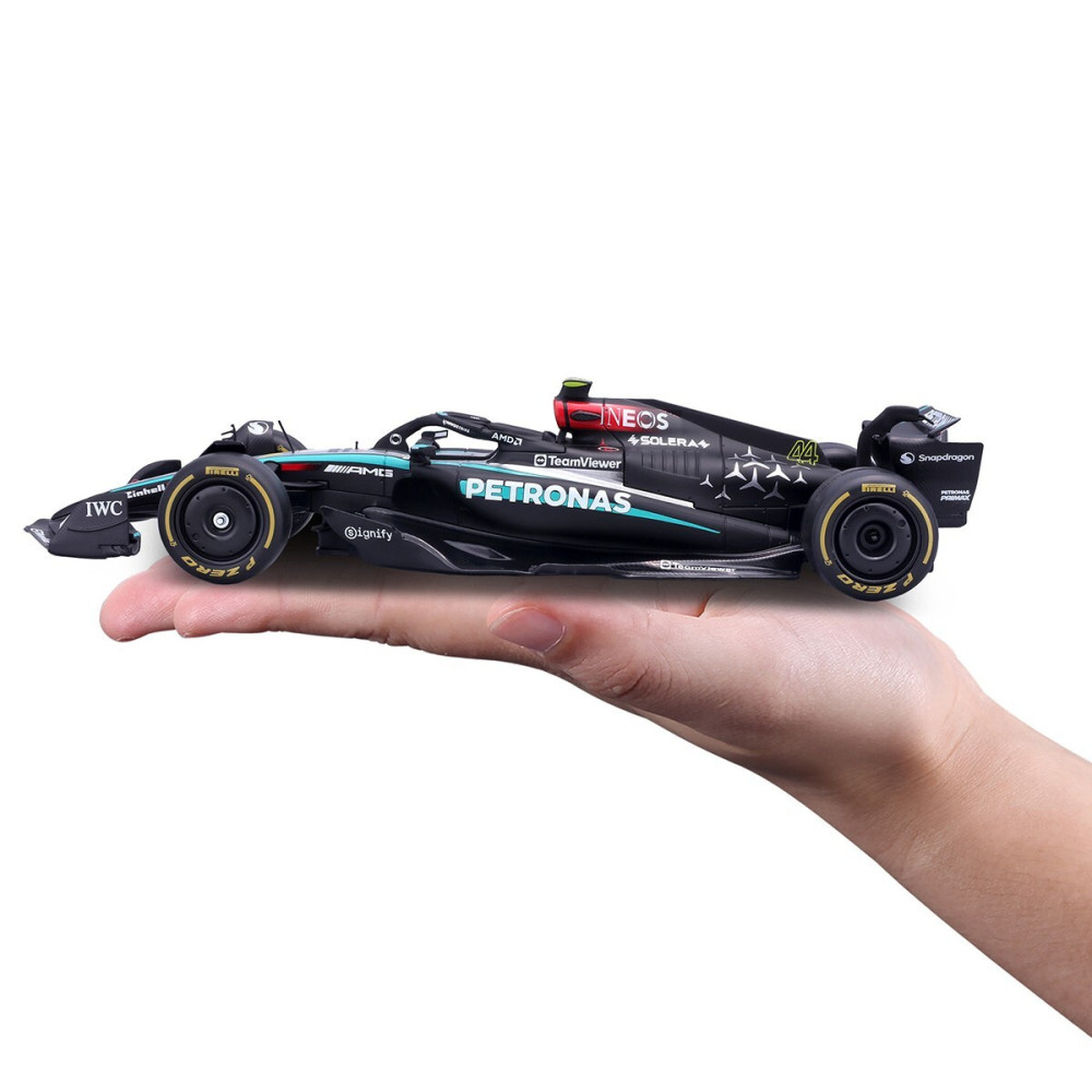 Bburago Mercedes-AMG Petronas F1 W15 з фігуркою - автомодель 1:24 (18-28069 (#44))