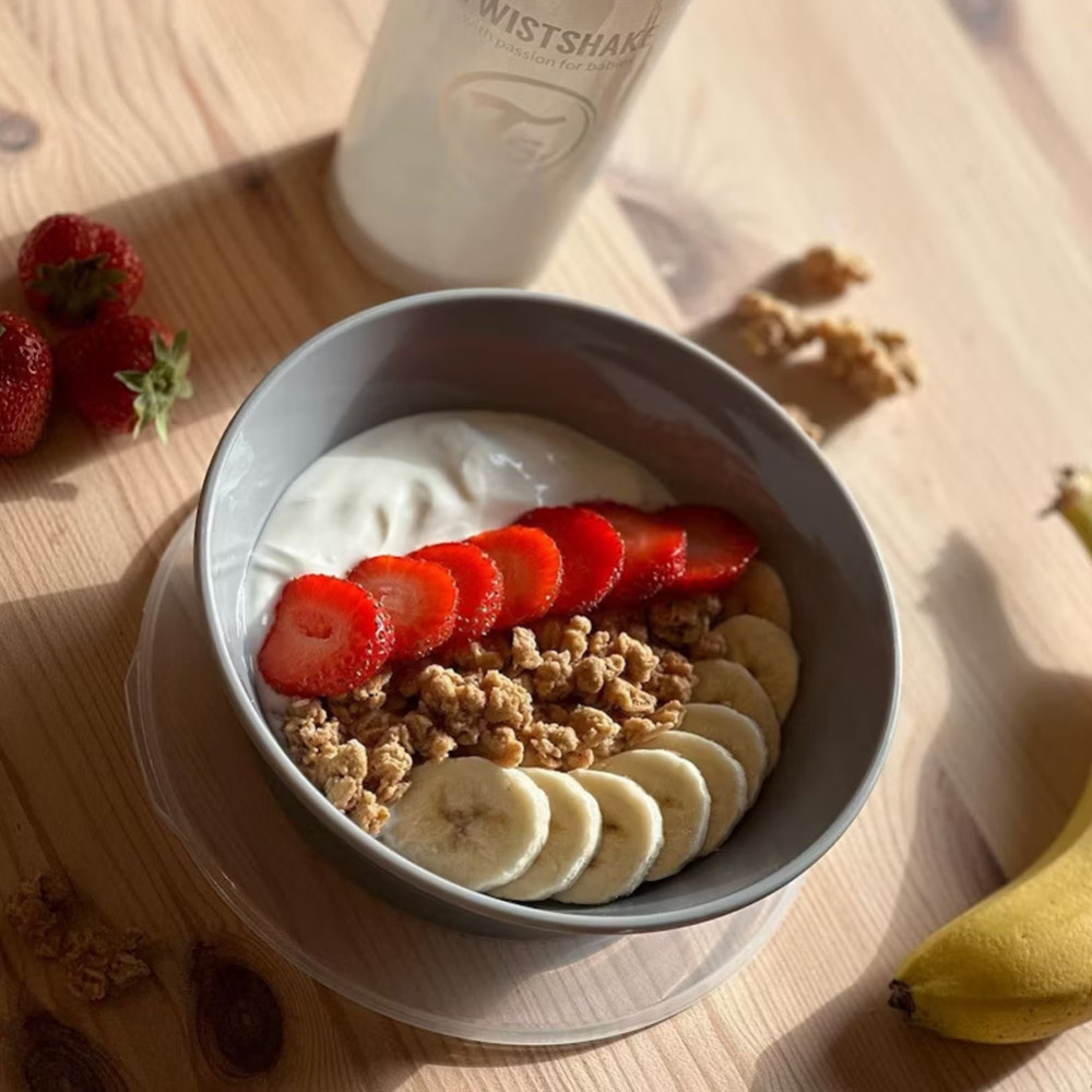Twistshake Bowl - мисочка з кришкою TwistClick, 520 мл • Pastel Grey Twistshake Bowl - мисочка з кришкою TwistClick, 520 мл • Pastel Grey