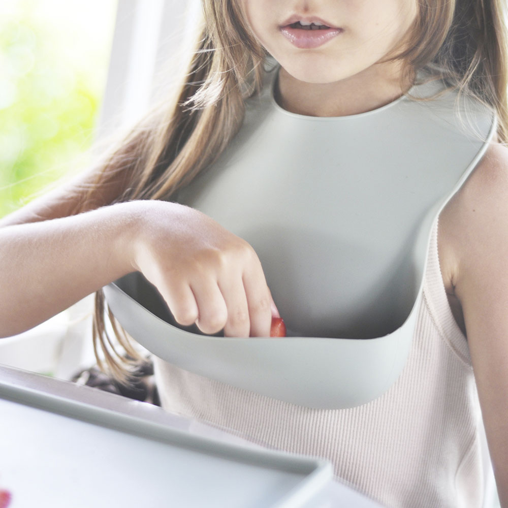 MinikOiOi Basics Bib - силіконовий слинявчик • Powder Grey MinikOiOi Basics Bib - силіконовий слинявчик • Powder Grey