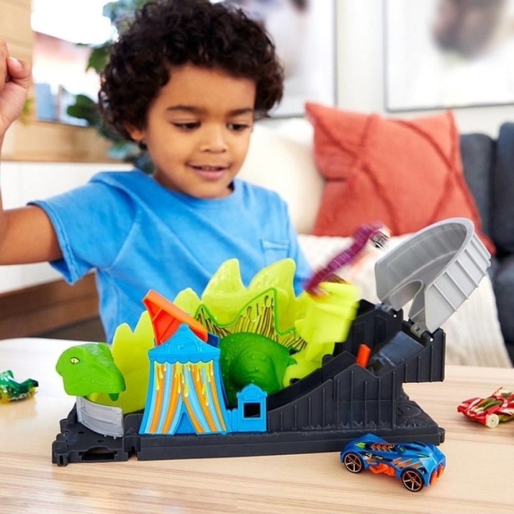 Ігровий набір Hot Wheels Дика атака динозавра (GTT68)