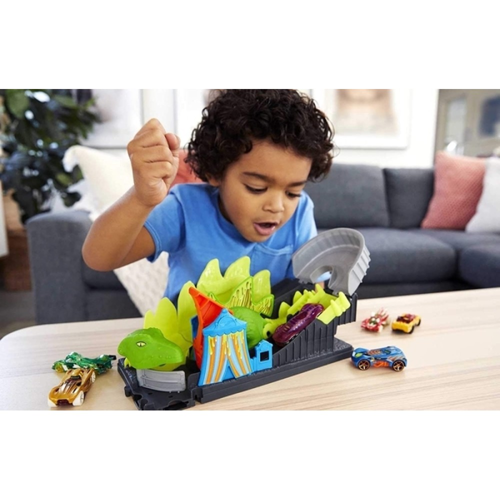 Ігровий набір Hot Wheels Дика атака динозавра (GTT68)