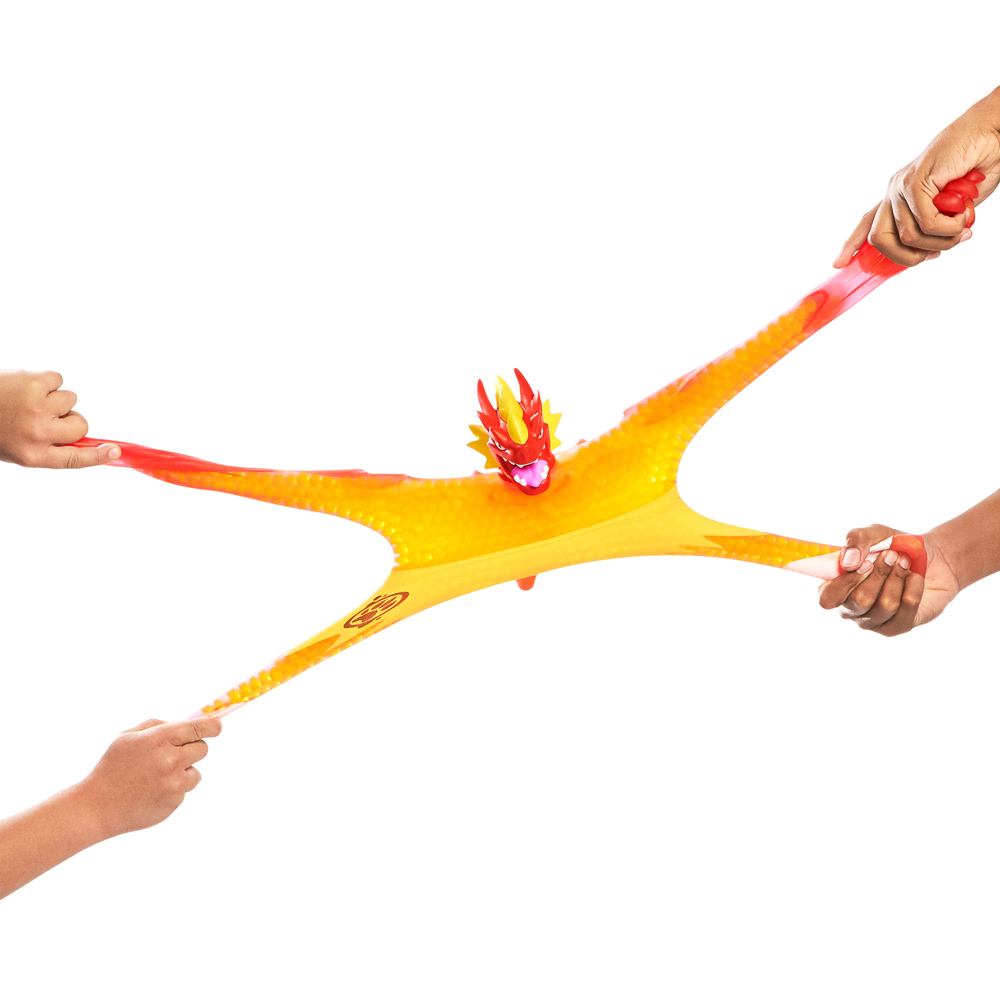 Қолымен түкті мысығын сипады