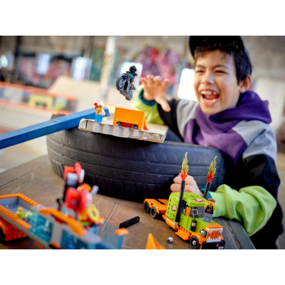 Конструктор Lego City Каскадерский грузовик (60294)
