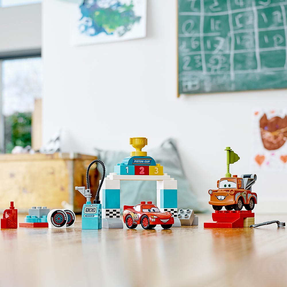 Конструктор Lego Duplo День гонки Молнии Мак-Квина (10924)