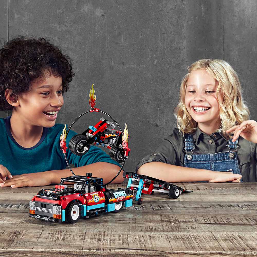Конструктор Lego Technic Шоу трюков на грузовиках и мотоциклах 2 в 1 (42106) Конструктор Lego Technic Шоу трюков на грузовиках и мотоциклах 2 в 1 (42106)