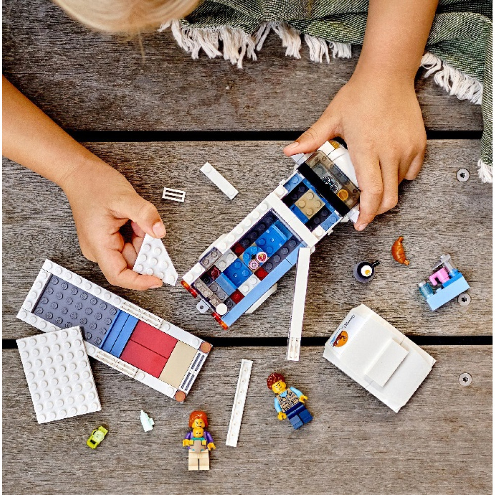 Конструктор Lego City Каникулы в доме на колесах (60283) Конструктор Lego City Каникулы в доме на колесах (60283)