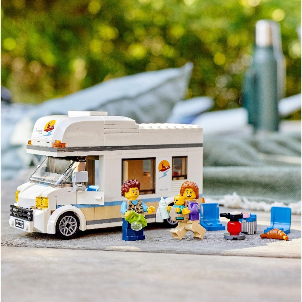 Конструктор Lego City Каникулы в доме на колесах (60283) Конструктор Lego City Каникулы в доме на колесах (60283)