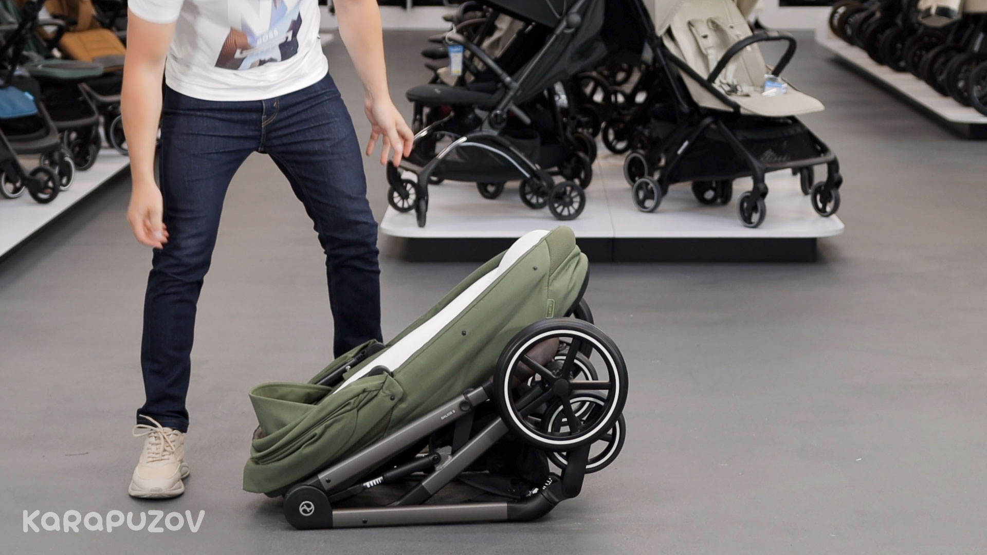 дитячий візочок для новонародженого Сайбекс Баліос 2025 складається з люлькою