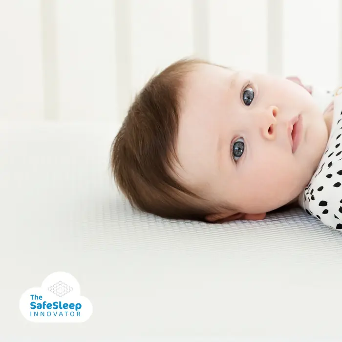 Дитина лежить на дихаючому наматрацнику AeroSleep Protector