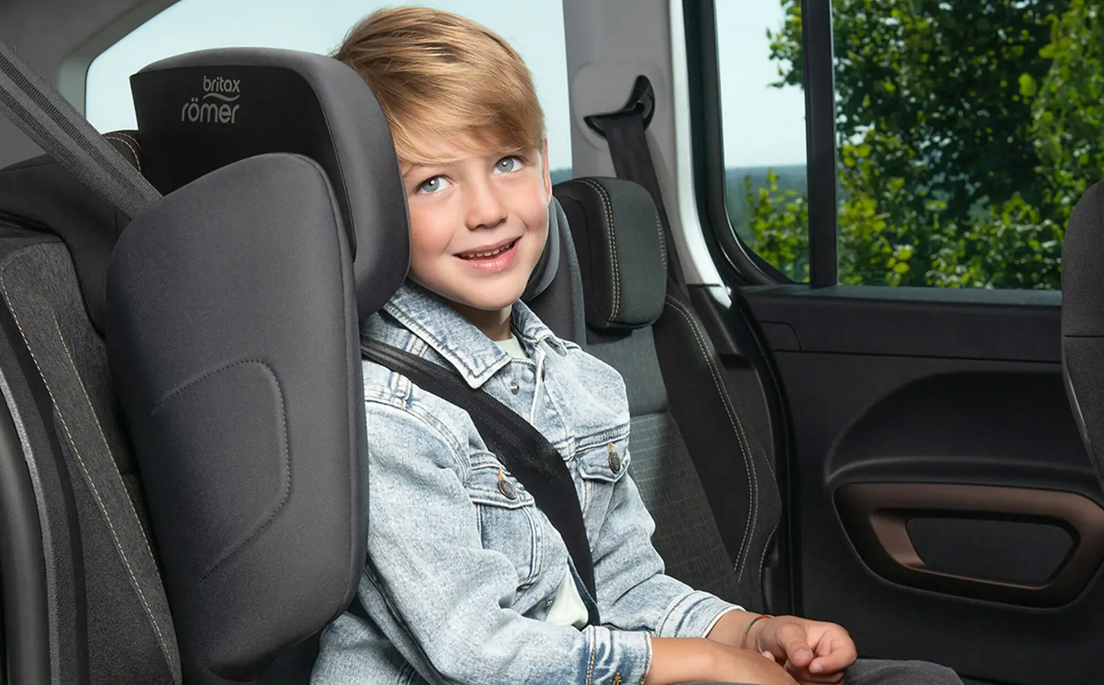 Автокресло Britax Romer Discovery Plus 2 в салоне автомобиля