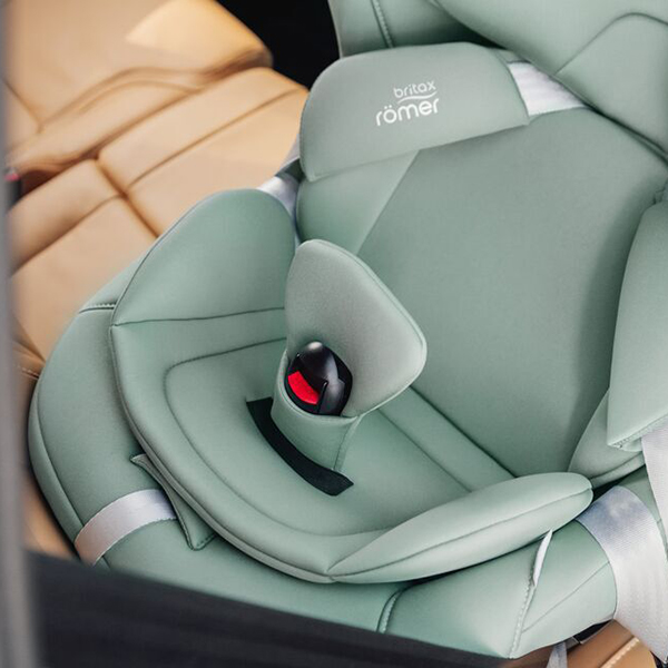 Легкое пристегивание ремней в автокресле Britax Römer MAX-SAFE PRO