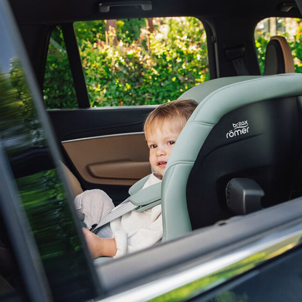 Глубокие и надежные боковые крылья Britax Römer MAX-SAFE PRO