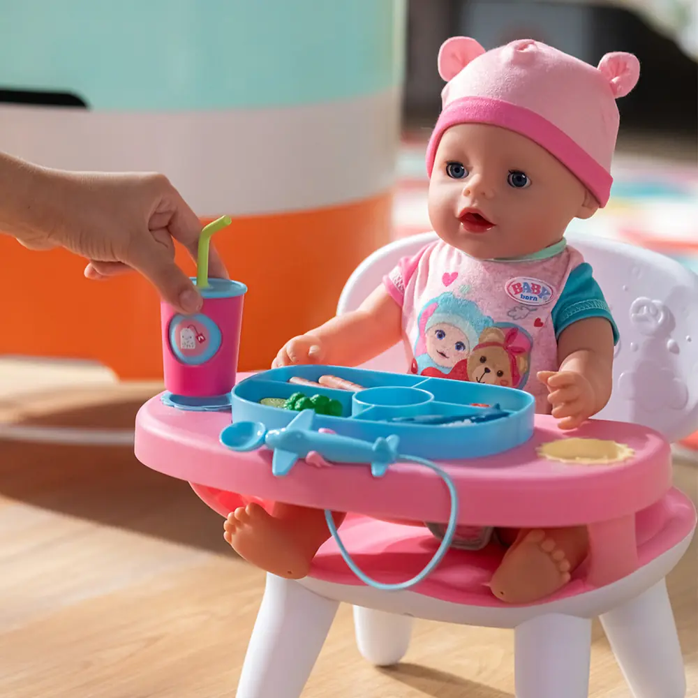 Лялька BABY born сидить за рожевим столиком для годування