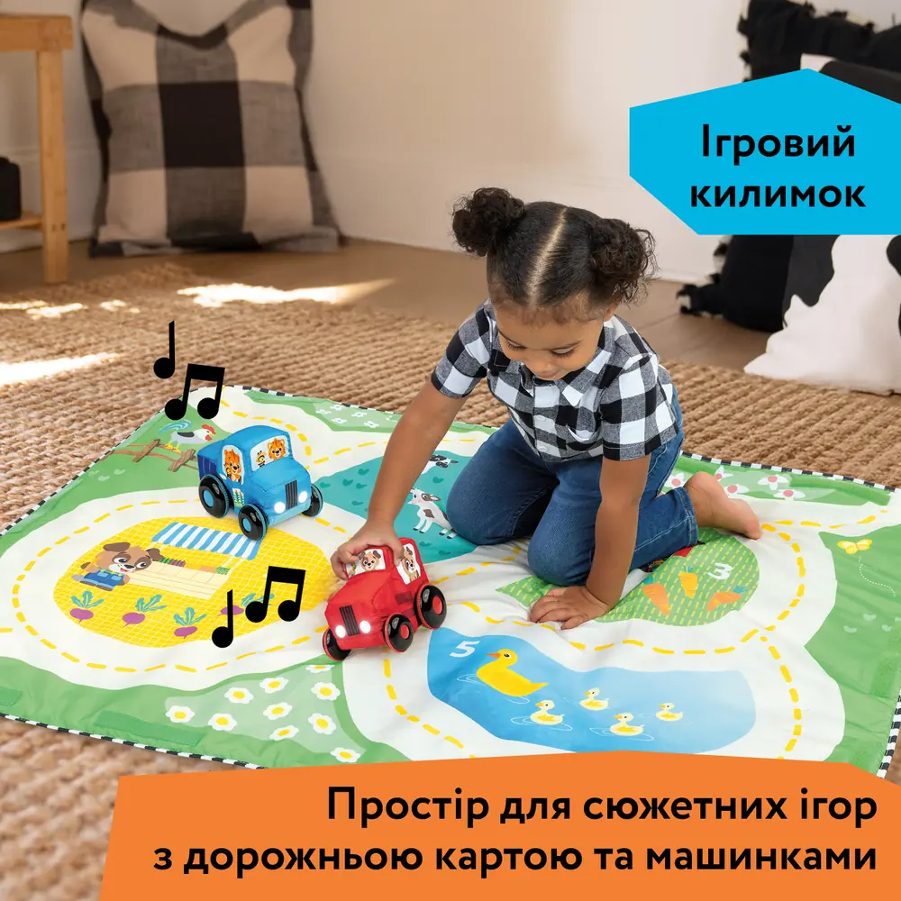 Дитина грає з машинками на килимку з дорожньою картою Baby Einstein Busy Barnyard