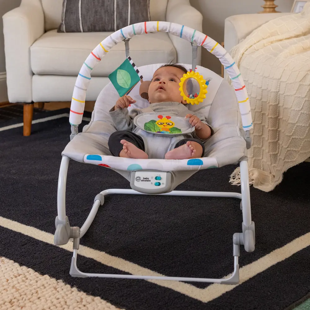 Немовля лежить у шезлонгу Baby Einstein Dean's Discovery Spot