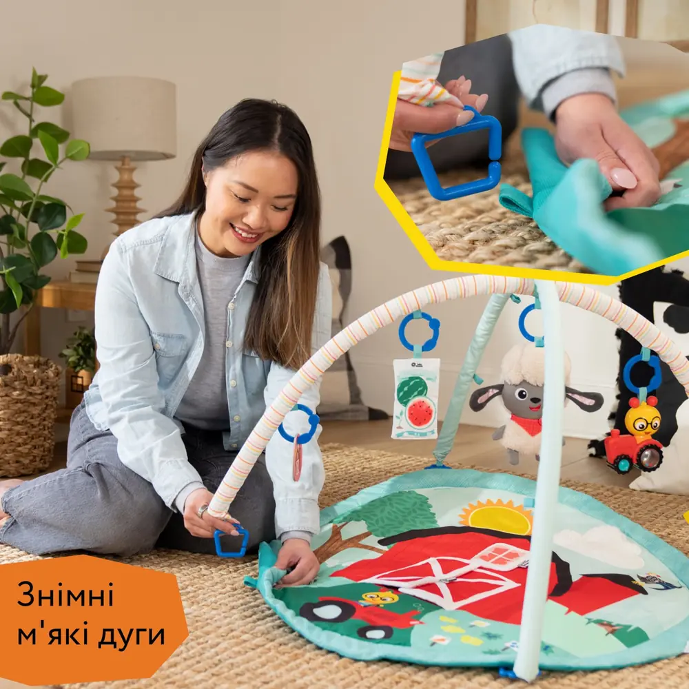 Мама збирає розвиваючий килимок Baby Einstein Happy Harvest зі знімними мʼякими дугами