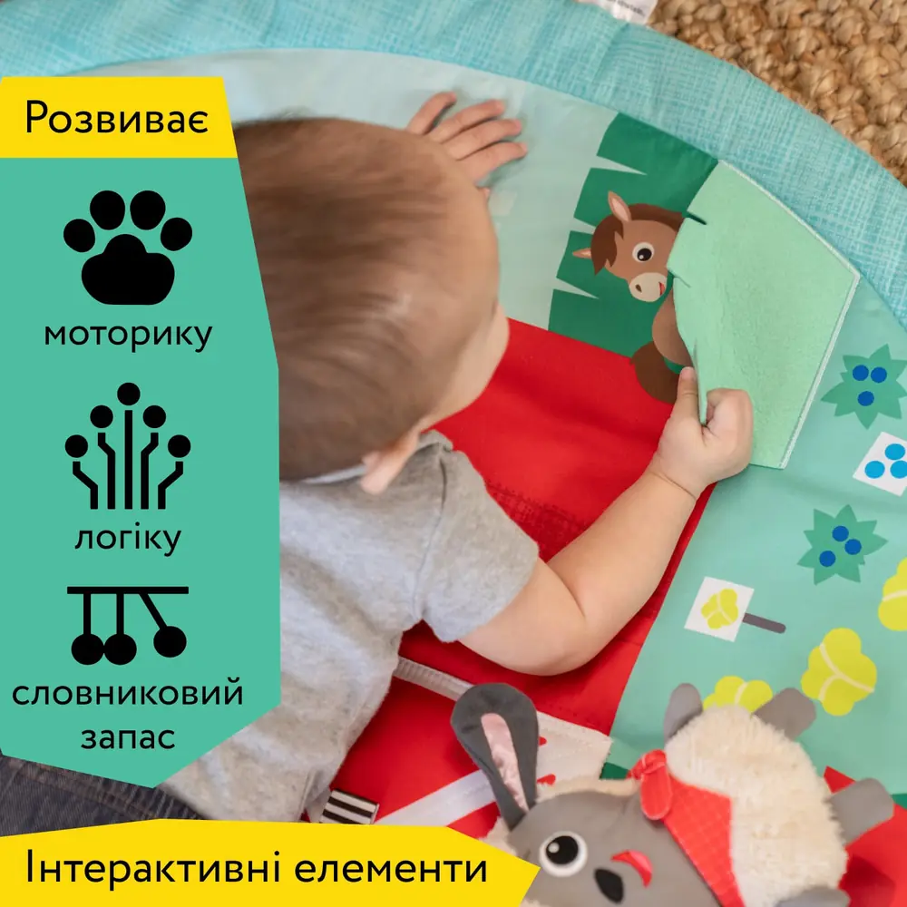 Малюк досліджує інтерактивні елементи килимка Baby Einstein Happy Harvest
