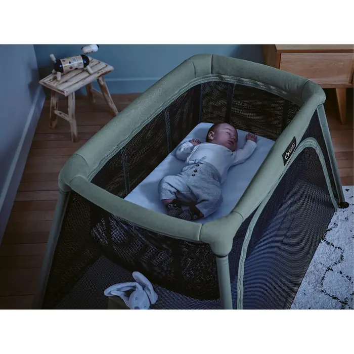 Немовля спить у знімній колисці ліжечка Babymoov Moov and Comfy