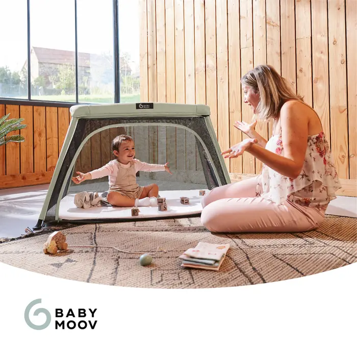 Дитина грає в ігровому манежі Babymoov Moov and Comfy