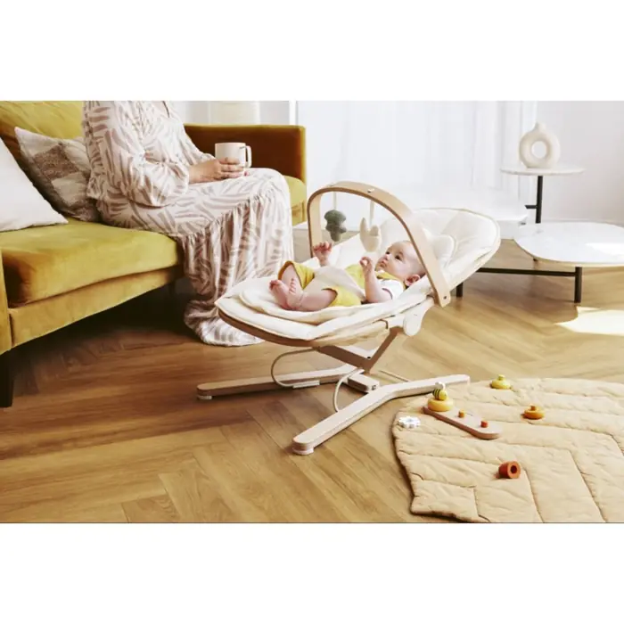 Кресло-шезлонг Babymoov Swoon Flow в светлом интерьере